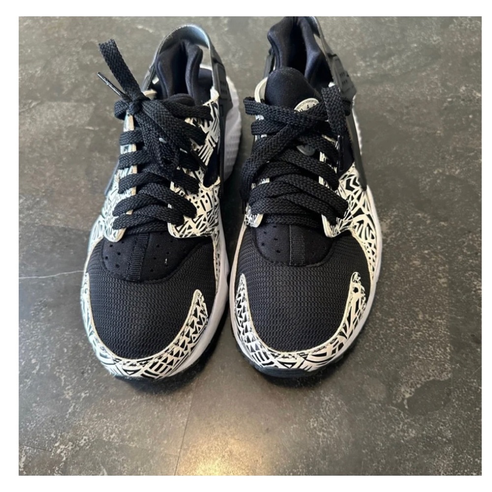 Junior size (5y) Nike Huaraches Black/White.